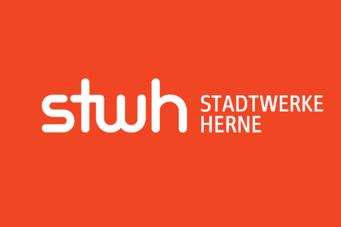 Das Logo der Stadtwerke Herne in Weiß auf orangefarbenem Hintergrund.